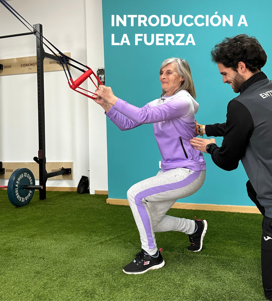 Se ve a una mujer de la tercera edad realizando un ejercicio controlado por su entrenador