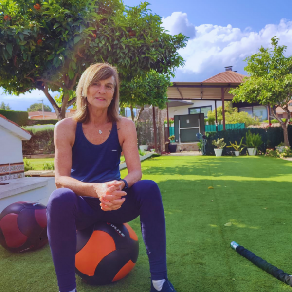 Se ve a una persona mayor que acaba de terminar su entrenamiento satisfecha